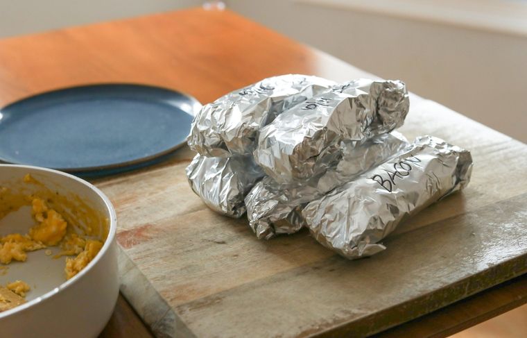 Es necesario buscar un papel aluminio resistente. Es necesario buscar un papel aluminio resistente. 