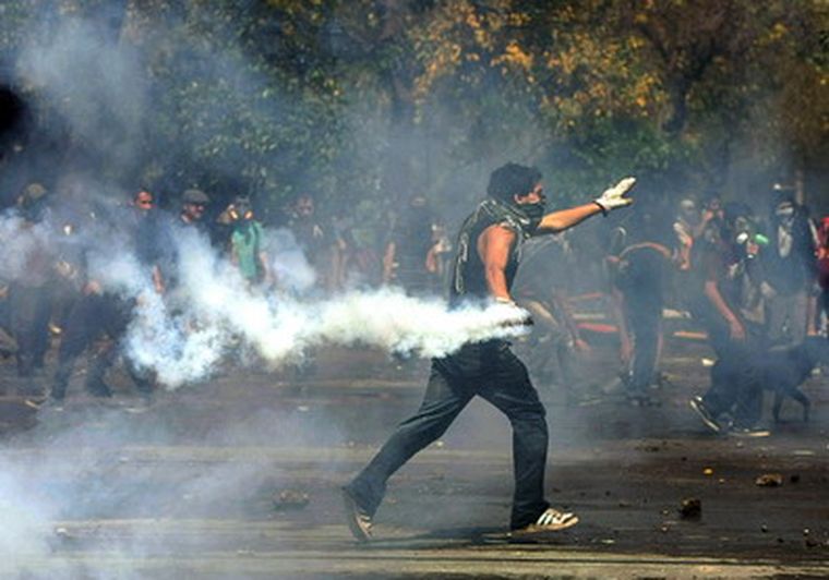 Los manifestantes se enfrentaron hoy con la policía de Chile. Foto: EFE