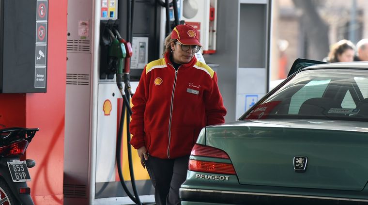 El despacho de combustible mejoró después de más de un año y es una buena señal de mayor actividad económica. Foto: ALF PONCE MERCADO / MDZ