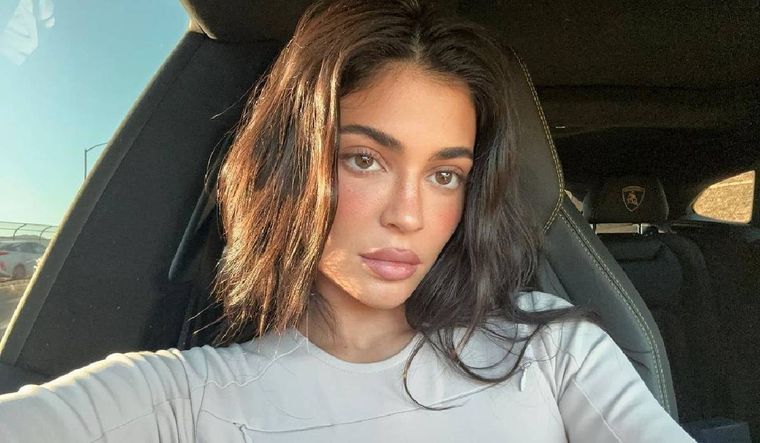 Kylie Jenner sorprendió a todos abandonando su cabellera morocha.