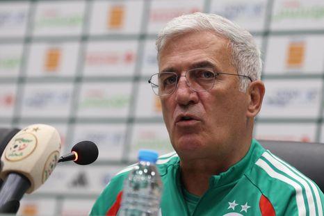Vladimir Petkovic, DT de Argelia, se mortó molesto tras una pregunta sobre Argentina. Vladimir Petkovic, DT de Argelia, se mortó molesto tras una pregunta sobre Argentina.