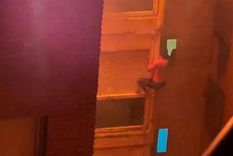 El influencer @curtis.the.legend compartió en su cuenta de Instagram la secuencia de cómo el chico logró ingresar a otro departamento escapando del incendio Foto: captura de video