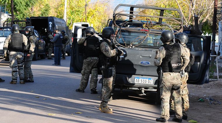 El GES y el GRIS son las fuerzas de elite de la Policía de Mendoza. El GES y el GRIS son las fuerzas de elite de la Policía de Mendoza.