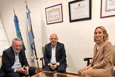 El bloque de senadores bonaerense de La Libertad Avanza 1, integrado por Joaquín de la Torre, Carlos Curestis y Florencia Arietto Foto: Prensa bloque La Libertad Avanza 1