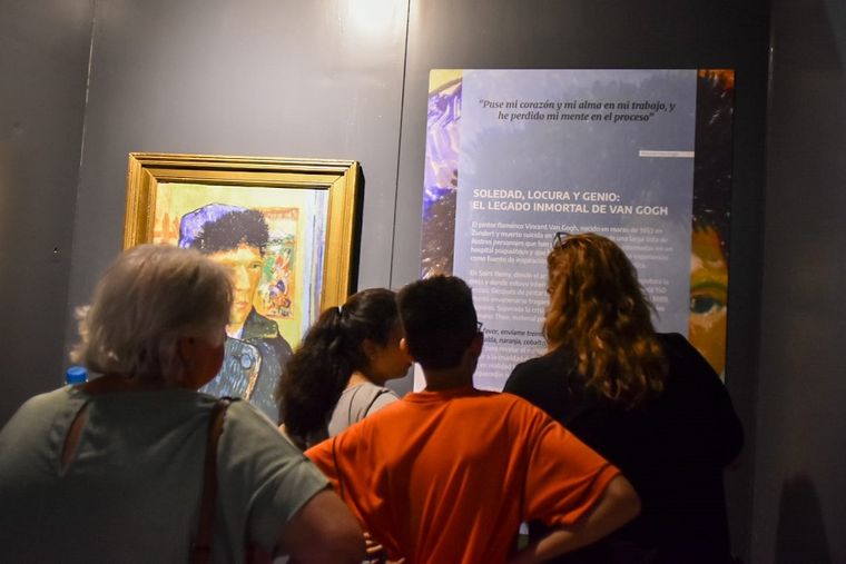 El publico se interesa por cada detalle del gran Vincent Van Gogh. El publico se interesa por cada detalle del gran Vincent Van Gogh.