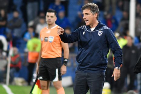 Fiel a su estilo: Barros Schelotto vivió el empate entre Vélez y Newells con mucha intensidad. Fiel a su estilo: Barros Schelotto vivió el empate entre Vélez y Newells con mucha intensidad.