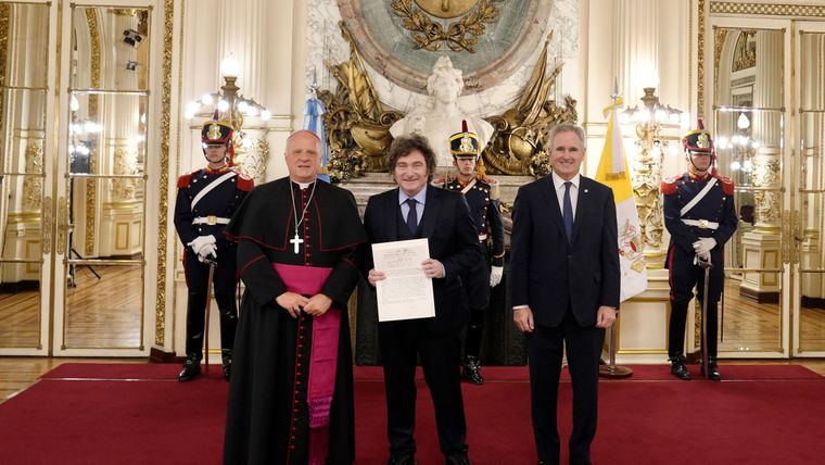 Javier Milei y Pablo Quirno con el nuncio apostólico, Michael Wallace Banach.