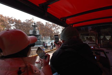 Recorrer la Ciudad en un bus turístico permite redescubrirla desde otra mirada. Recorrer la Ciudad en un bus turístico permite redescubrirla desde otra mirada.