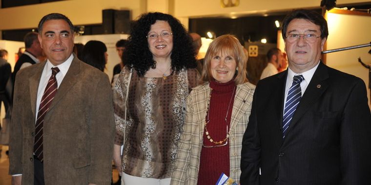 Anfitriones: Mario Comelles, Susana Hemsy, Isabel Ingrasia y el contador Miguel Angel Navarro, presidente de la institución. Foto: Gerardo Gómez/MDZ
