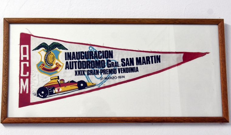 El banderín que recuerda la inauguración del autódromo luce enmarcado en el ingreso a la sede del Automóvil Club Mendoza. El banderín que recuerda la inauguración del autódromo luce enmarcado en el ingreso a la sede del Automóvil Club Mendoza.