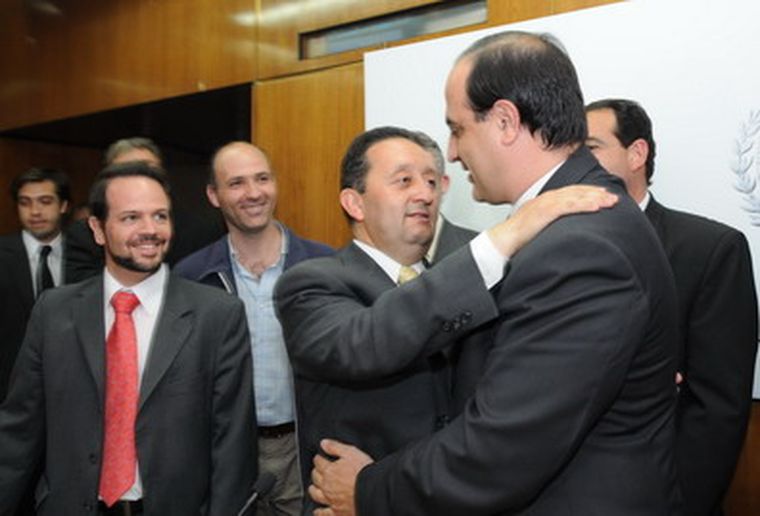 El abrazo de Jaque y su nuevo ministro de Gobierno. Foto: Gerardo Gómez /MDZ