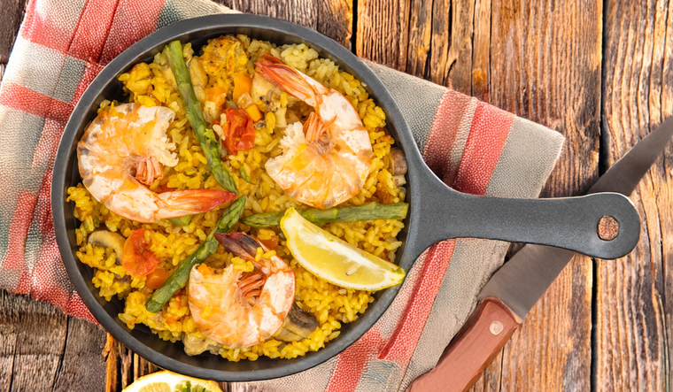 La receta original de paella no incluía mariscos; la versión mixta surgió como una adaptación moderna más completa. La receta original de paella no incluía mariscos; la versión mixta surgió como una adaptación moderna más completa.