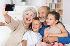 Los abuelos y los nietos desarrollan una conexión muy especial Foto: Shutterstock