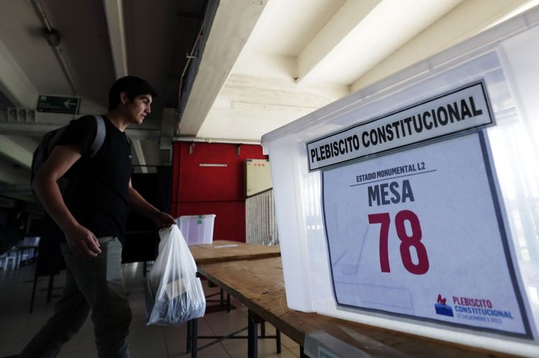 Los chilenos votan en un nuevo plebiscito constitucional Foto: EFE