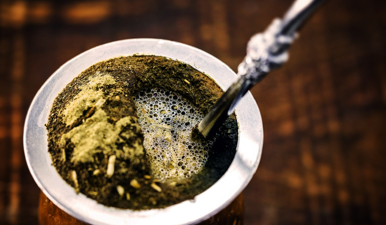 Para variar en el sabor del mate, existe una fruta ideal para sumar a la ronda. Foto: Shutterstock