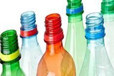 fabrico una herramienta para hacer hilo de botella y ensena como reciclar envases