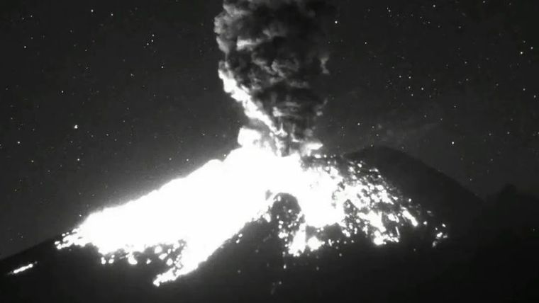 Una explosión acompañada de la impresionante caída de un rayo fue captada la madrugada de este domingo en el volcán Popocatépetl.