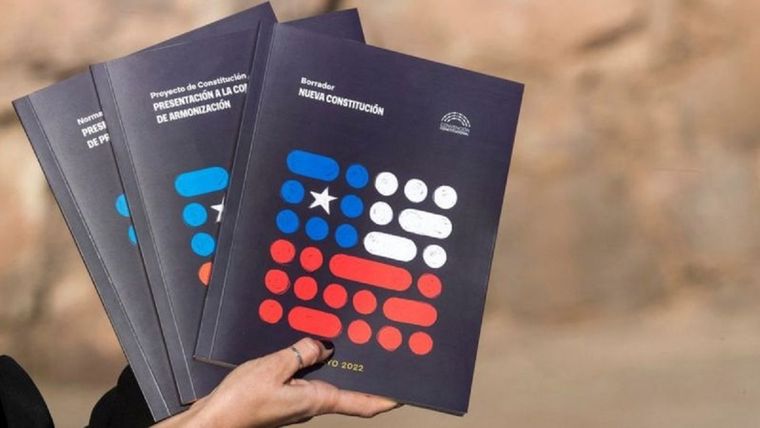 La propuesta de nueva Constitución ha sido distribuida masivamente en el país. Foto: GETTY IMAGES