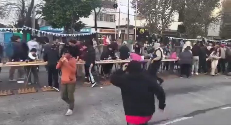 La avalancha humana que corrió para agarrar un pedazo de sándwich.