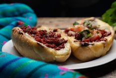 Molletes con chorizo Una receta simple y deliciosa de molletes con chorizo. Foto: Shutterstock