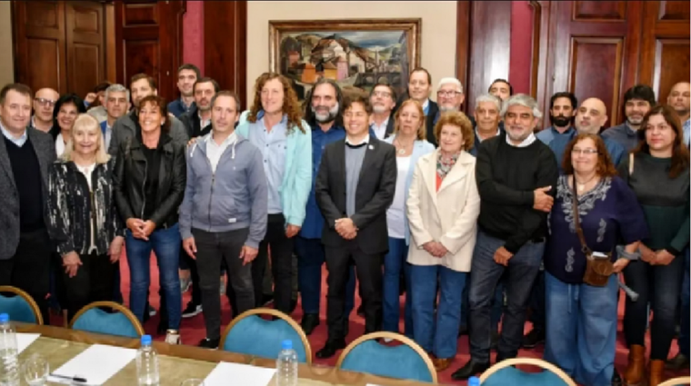 El gobernador de la provincia de Buenos Aires, Axel Kicillof, con su ministro de Trabajo Walter Correa y los representantes gremiales de la administración pública bonaerense Foto: MDZ archivo