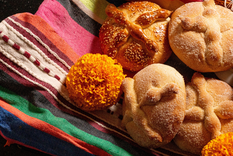 Cada región de México adapta la receta de pan de muerto a su estilo en Oaxaca se cubre con ajonjolí, en Michoacán lleva anís, y en la Ciudad de México se espolvorea con azúcar o se rellena de nata.