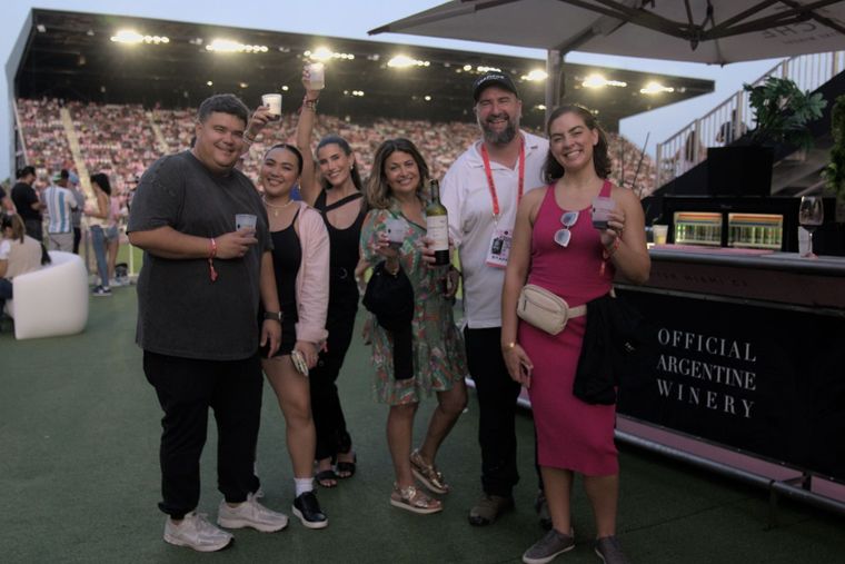 Influencers junto al enólogo de Bodega Trapiche, Sergio Case Foto: Gentileza