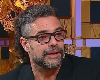 El artista se encuentra acompañado.&nbsp;