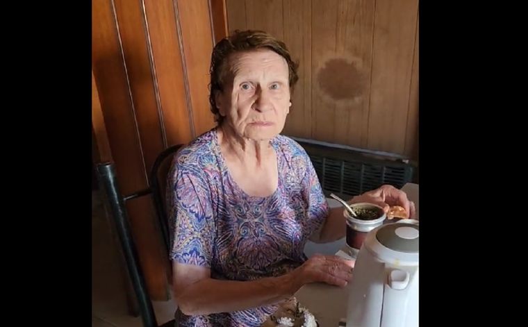 Un joven cayó de visita a la casa de su abuela y su reacción conmovió a todos. Foto: Captura de video