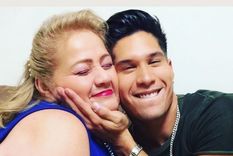 El Chyno Miranda junto su madre Alcira.