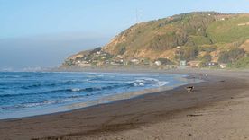 El pueblo de Matanzas se destaca por su playa abierta y su paisaje costero imponente.