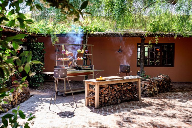 Los fuegos son el carácter distintivo del restó, aunque la carta es absolutamente frondosa. Los fuegos son el carácter distintivo del restó, aunque la carta es absolutamente frondosa.