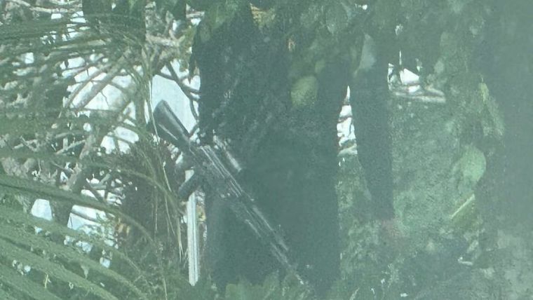 El francotirador se ubicó a pocos metros de la representación argentina en Caracas. Foto: X