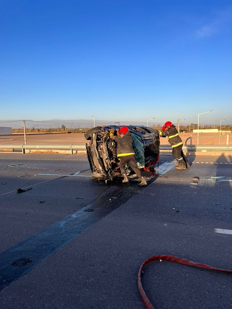 Los bomberos trabajando sobre el auto involucrado luego del accidente Foto: Ministerio Público Fiscal de San Juan