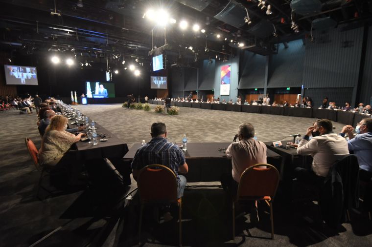 La inmensa mesa redonda del Consejo Económico, Ambiental y Social. Foto: Alf Ponce-MDZ