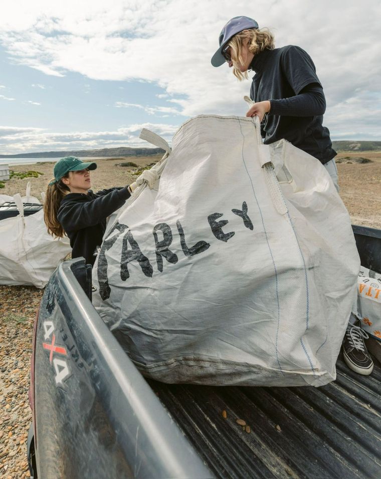 María Sackmann junto a Victoria Rosker en una limpieza en Península Valdés. María Sackmann junto a Victoria Rosker en una limpieza en Península Valdés.