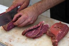 En un escenario de aceleración inflación la carne viene aumentando varios escalones atrás, más de 40 puntos que el IPC el último año. Foto: ALF PONCE MERCADO / MDZ