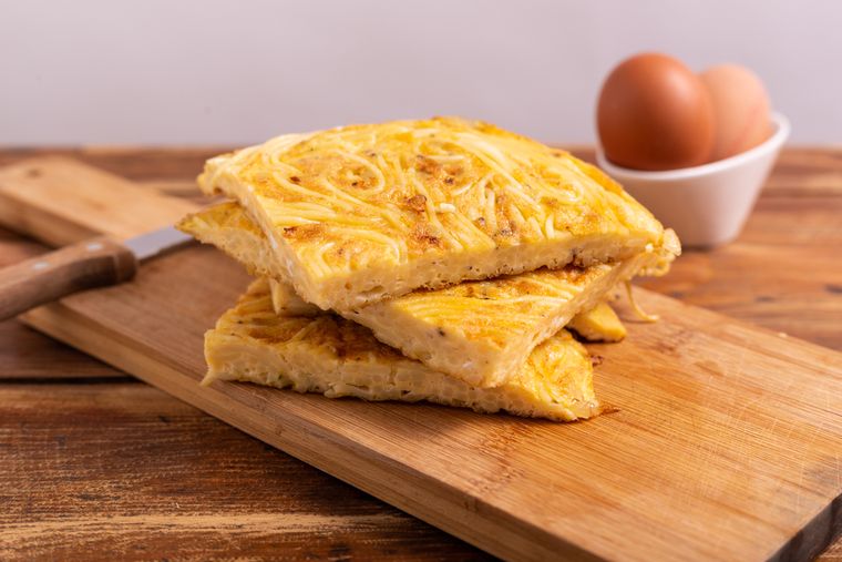 Una receta de tortilla de pasta puede incluir queso, vegetales o fiambres, y adaptarse a lo que tengas en la heladera. Una receta de tortilla de pasta puede incluir queso, vegetales o fiambres, y adaptarse a lo que tengas en la heladera.