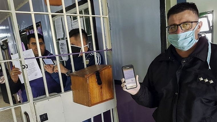 Registro de celulares en un penal Foto: Télam