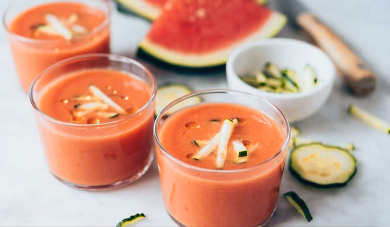 Esta receta es una adaptación moderna del gazpacho tradicional andaluz.