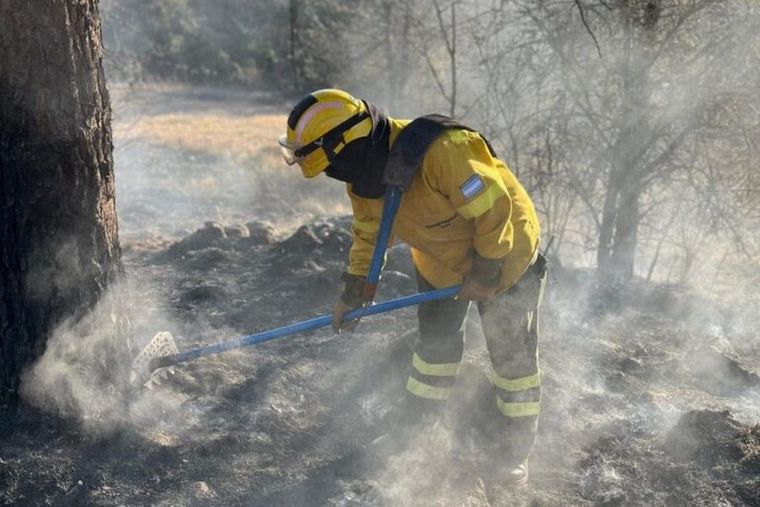 El combate contra el incendio forestal que afecta a la zona de Guasapampa, en la provincia de Córdoba continúa sin descanso desde el domingo