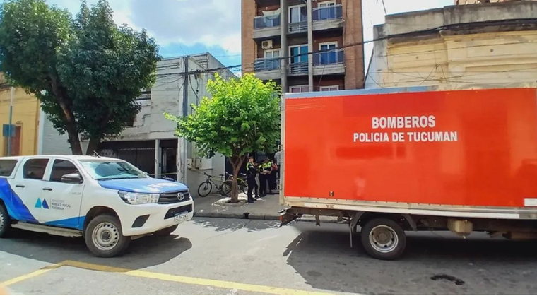La Policía en el lugar tras el hallazgo. Foto: Ministerio Público Fiscal de Tucumán.