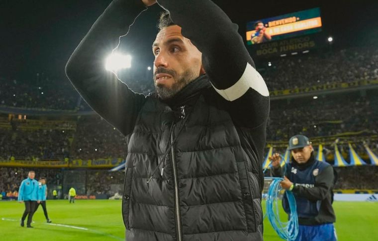 Tevez se llevó el homenaje de la Bombonera en su visita como DT de Rosario Central (foto: @BocaJrsOficial).