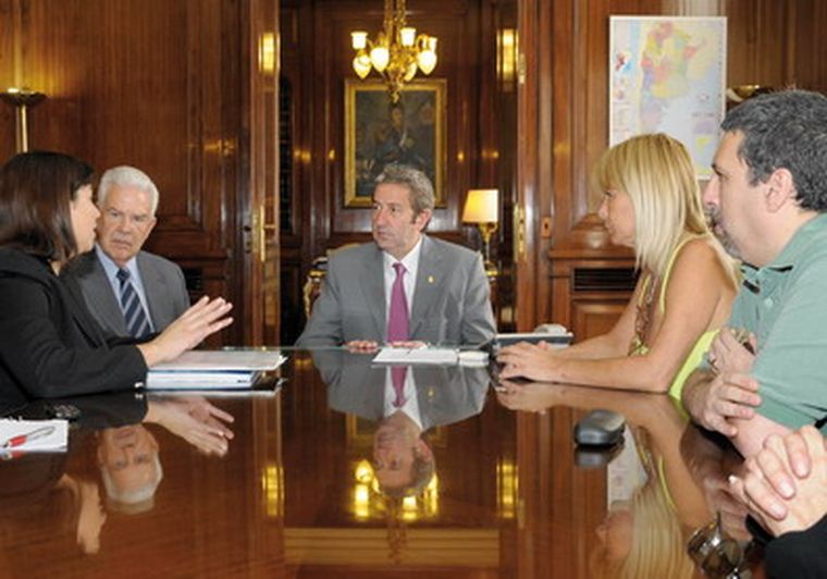 Cobos y el senador Lores recibieron a trabajadores de A.F.J.P. Foto: NA