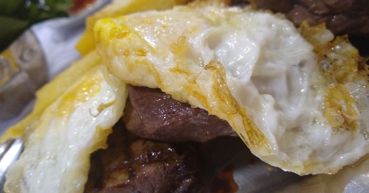 En Argentina, la receta de bife a caballo es un clásico de bodegones y parrillas. En Argentina, la receta de bife a caballo es un clásico de bodegones y parrillas.