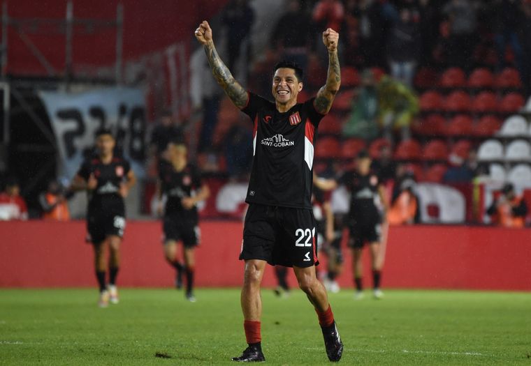 El festejo de Enzo Pérez de cara a la gente de Estudiantes. Foto: FotoBaires