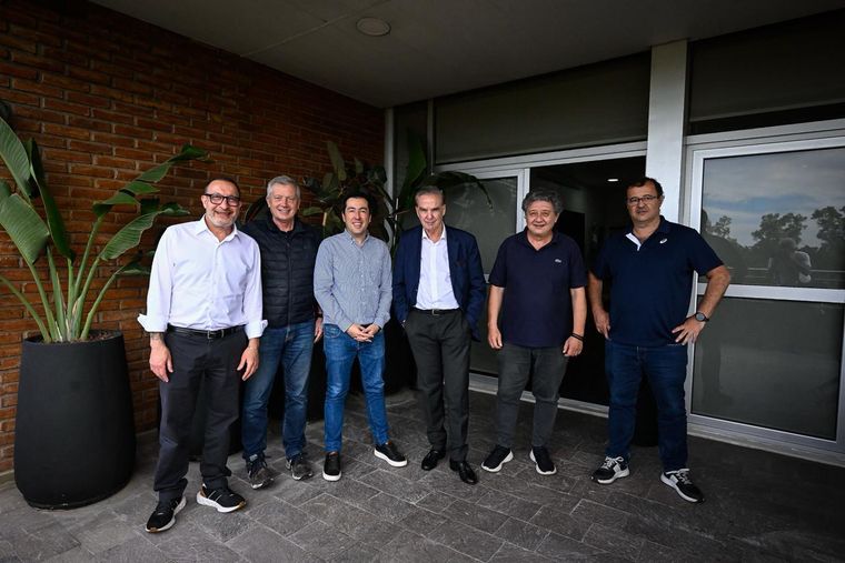 Vivona, Monzó, Nardini, Pichetto, Kikuchi y Daletto, en una de las tantas peñas donde a Kicillof Vivona, Monzó, Nardini, Pichetto, Kikuchi y Daletto, en una de las tantas peñas donde a Kicillof