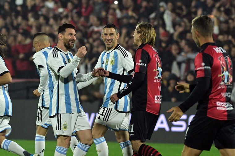 Messi protagonizó un simpático momento con Heinze. Foto: Télam