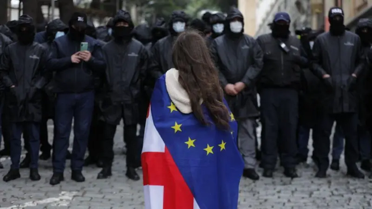 Los manifestantes creen que la ley aleja a Georgia de la Unión Europea. Foto: GETTY IMAGES