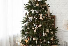 Explora estas fantásticas ideas para renovar y economizar el árbol de Navidad Foto: Freepik
